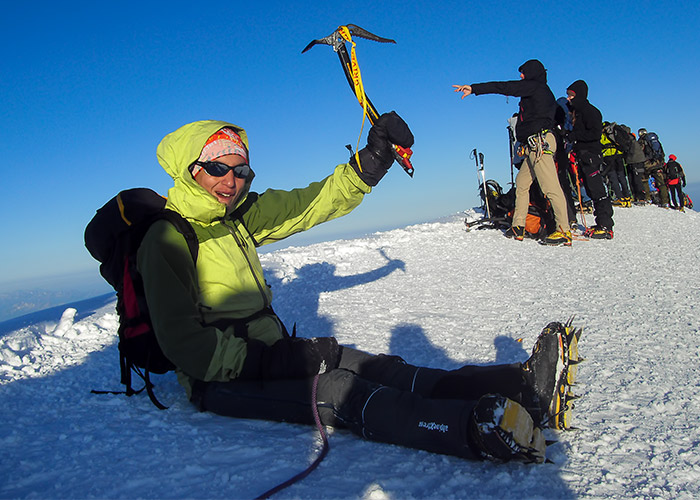 foto di alpinista con picozza in vetta al Monte Bianco in Valle d'Aosta