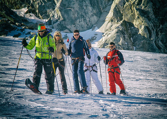 passeggiata con le ciaspole sul ghiacciaio del Monte Bianco