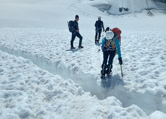 alpinismo davanti a un crepaccio Monte Bianco