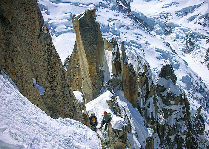 foto di alpinisti in cordata sulla punta della montagna