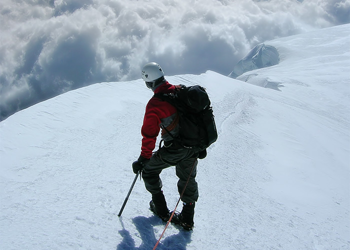 foto di alpinista in vetta al Monte Rosa in Valle d'Aosta