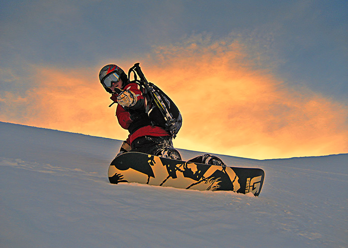 foto di uno snowboarder in freeride