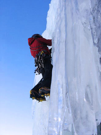 foto di un alpinista in progressione su cascata di ghiaccio in Valle d'Aosta