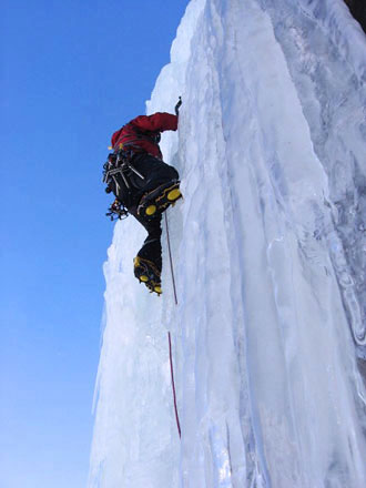 foto di un alpinista durante la scalata di una cascata di ghiaccio in Valle d'Aosta