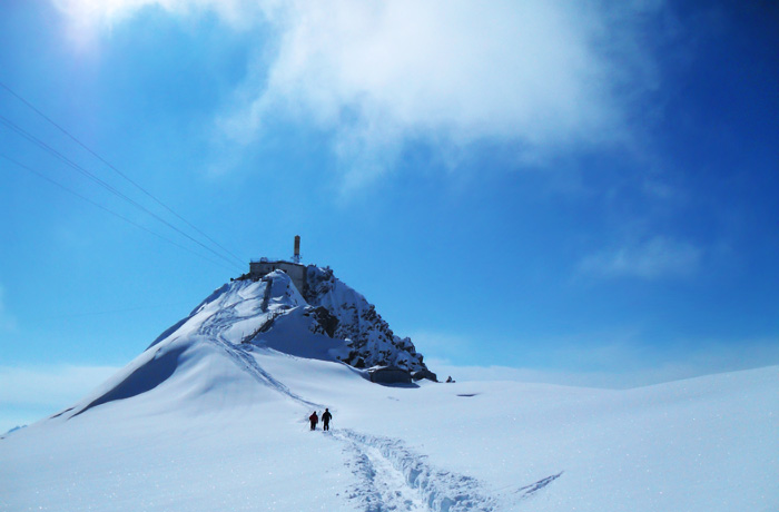 foto della stazione di Punta Helbronner sullo sfondo con alpinisti che gli vanno incontro
