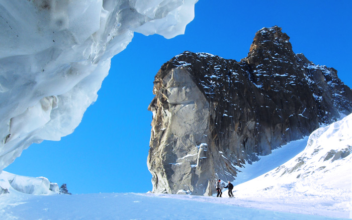 foto di due freeriders nella Vallée Blanche tra neve e falesie