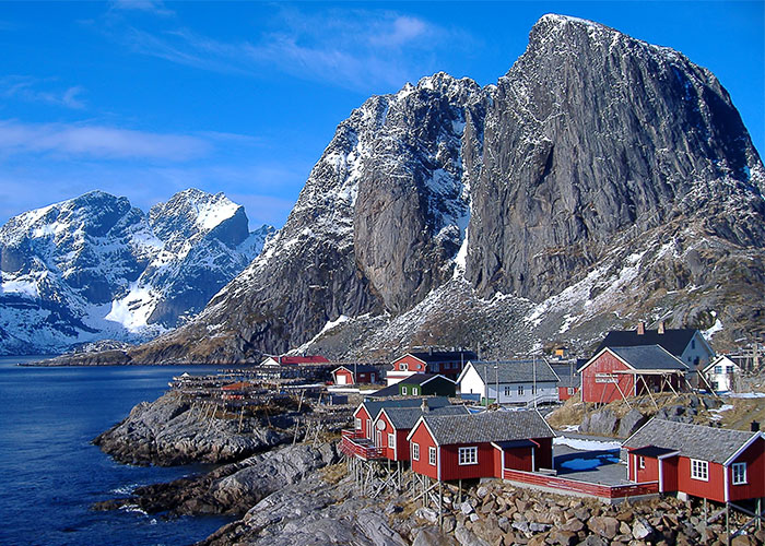 tipico paesaggio isole Lofoten con villaggio dei pescatori