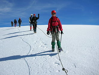 alpinismo-gruppo-in-cordata