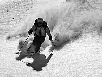 freeride-sciatore-fuoripista-sulla-cima