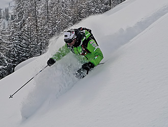 freeride-sciatore-nella-neve-fuoripista