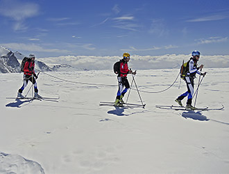 scialpinismo-gruppo-in-allenamento