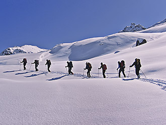 scialpinismo-gruppo-in-neve-fresca