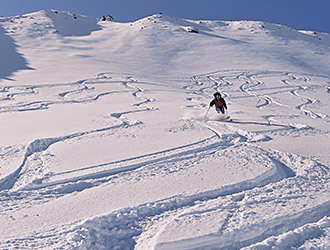 scialpinismo-tracce-nella-neve