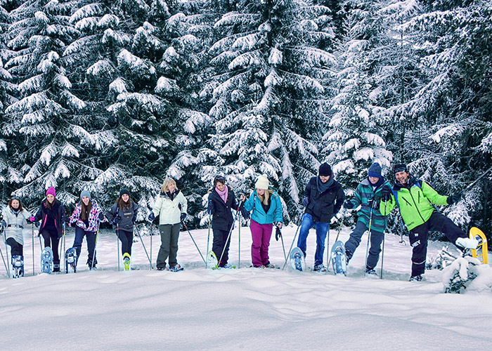 passeggiata con le ciaspole sulla neve a La Thuile vacanze invernali