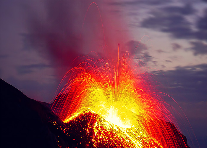 vulcano Stromboli in eruzione