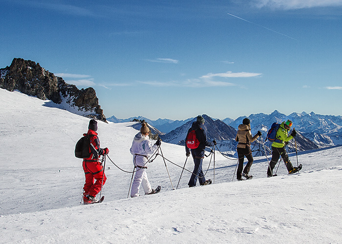 passeggiata con le ciaspole/racchette da neve sul ghiacciaio del Monte Bianco