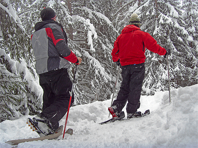 passeggiata con le ciaspole sulla neve a La Thuile vacanze invernali