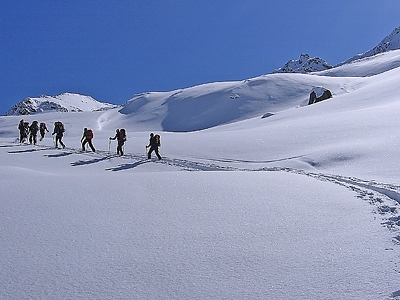 giornata di Scialpinismo gruppo in salita in colonna verso la cima