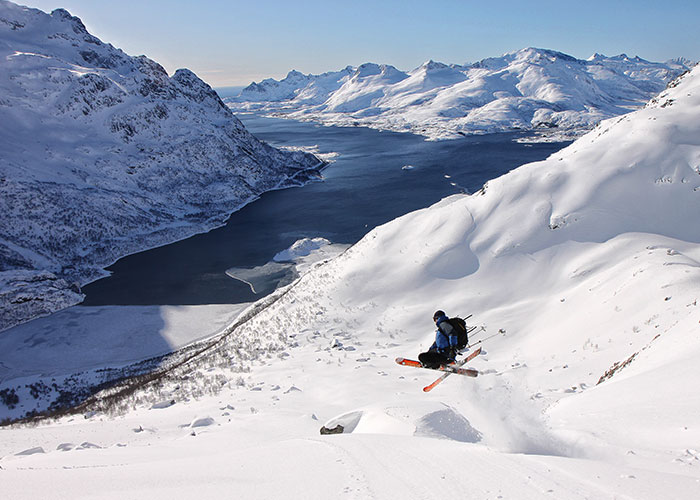 sciatore sulla cima alle isole Lofoten in Norvegia