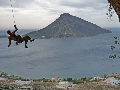 stage arrampicata foto di persona in parete con sfondo il mare di Kalimnos