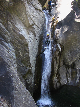 vacanze estate canyoning torrentismo con le guide alpine sul torrente Chalamy