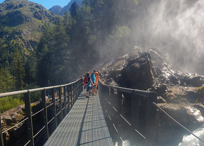 panorama con ponte sulle cascate a La Thuile