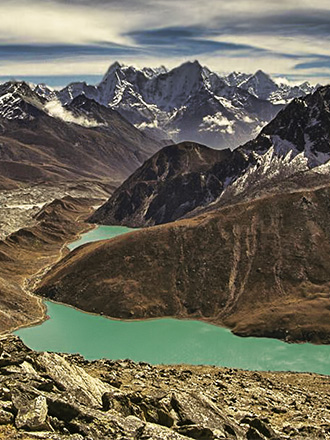 Gokyo Ri in Nepal il lago e la montagna