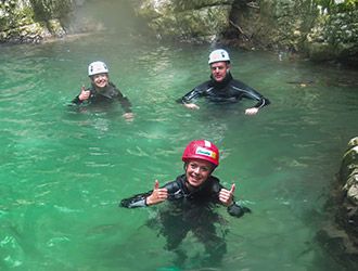 canyoning-gruppo-a-bagno-nella-forra